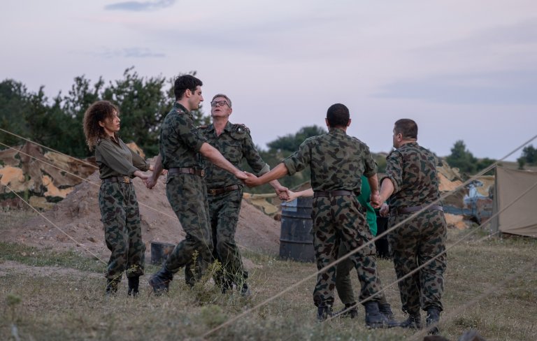 768x Филмът "Триумф": Историята за най-голямата глупост на военните, разказана плитко.