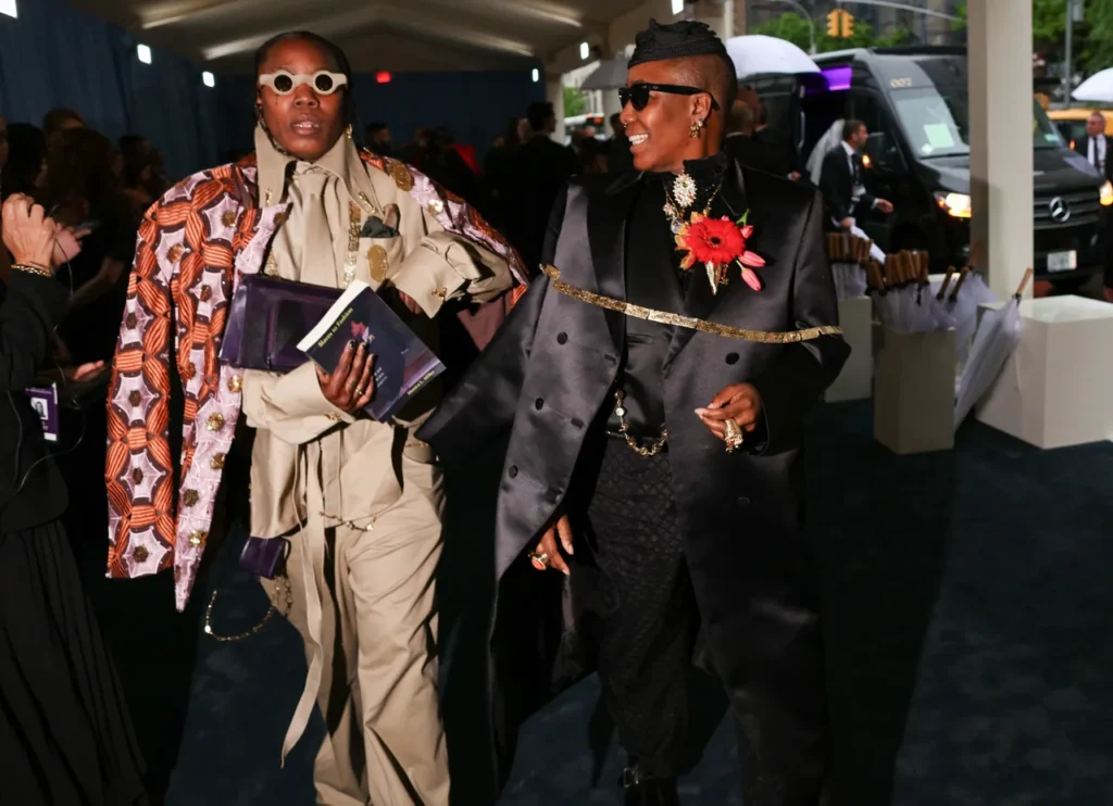 METGALA2025-STREETSTYLE-PHILOH-2014-1024x742 Фил Оу засне най-добрите пристигания на Met Gala 2025