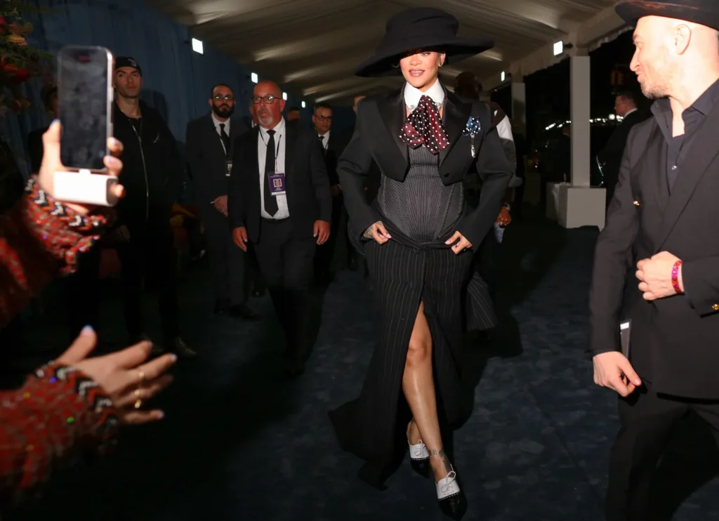 METGALA2025-STREETSTYLE-PHILOH-202-1024x742 Фил Оу засне най-добрите пристигания на Met Gala 2025
