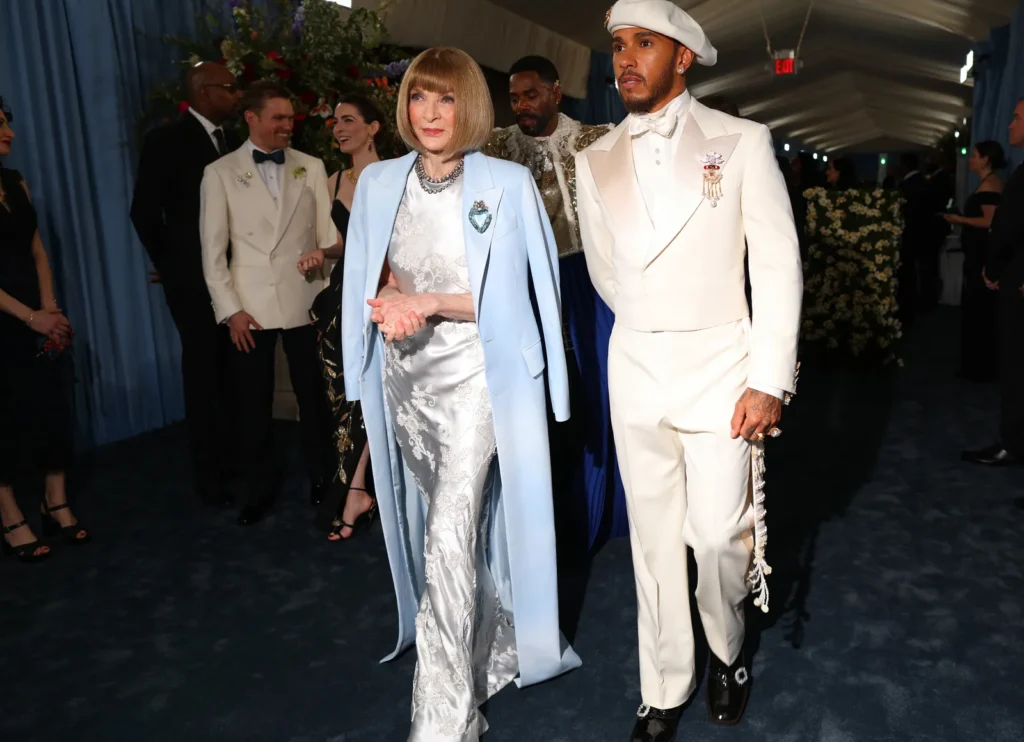 METGALA2025-STREETSTYLE-PHILOH-205-1024x742 Фил Оу засне най-добрите пристигания на Met Gala 2025
