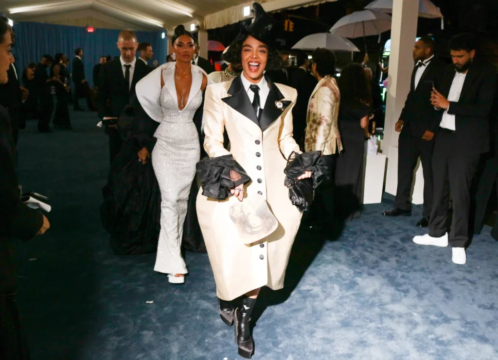 METGALA2025-STREETSTYLE-PHILOH-207-1024x742 Фил Оу засне най-добрите пристигания на Met Gala 2025