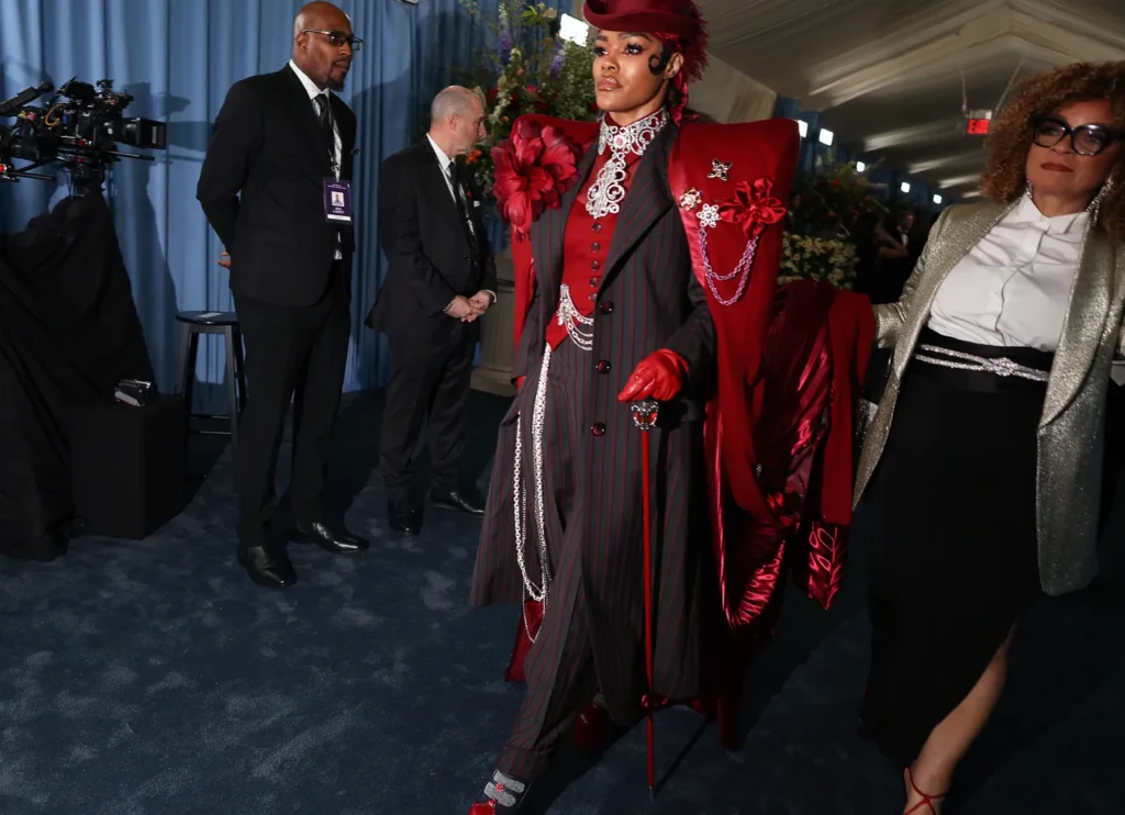 METGALA2025-STREETSTYLE-PHILOH-208-1024x742 Фил Оу засне най-добрите пристигания на Met Gala 2025