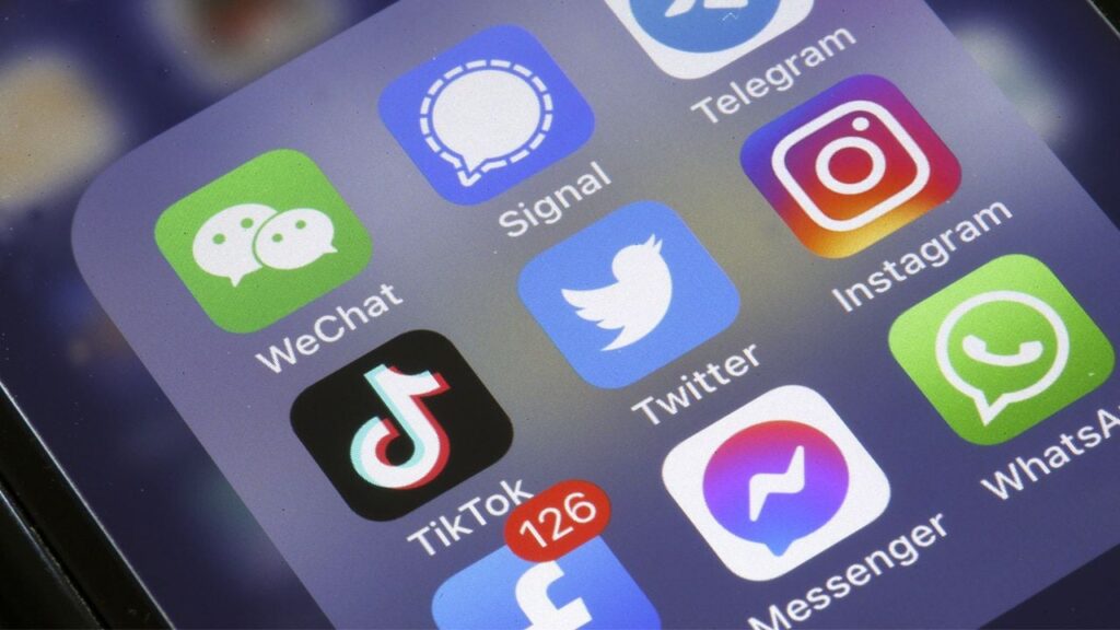 untitled-1-2-1024x576 Социалните мрежи: Прозорец към света или капан за ума?