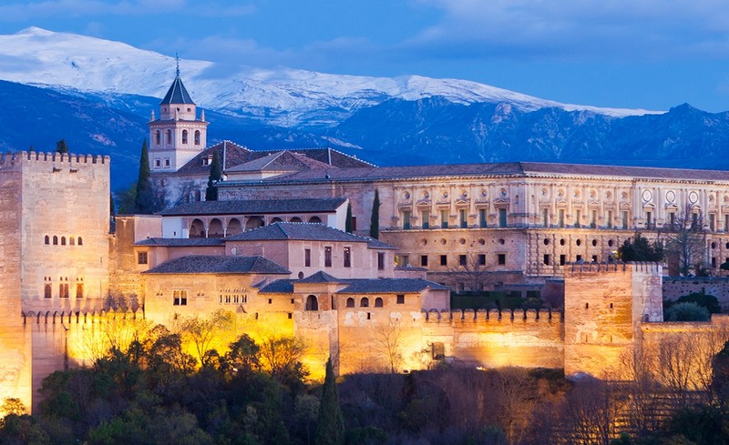 Алхамбра Красотите на Испания: Слънце, страст и история